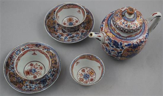 A Chinese export Dutch decorated teapot, three teabowls and two saucers, 18th century, teapot 17cm, some damage